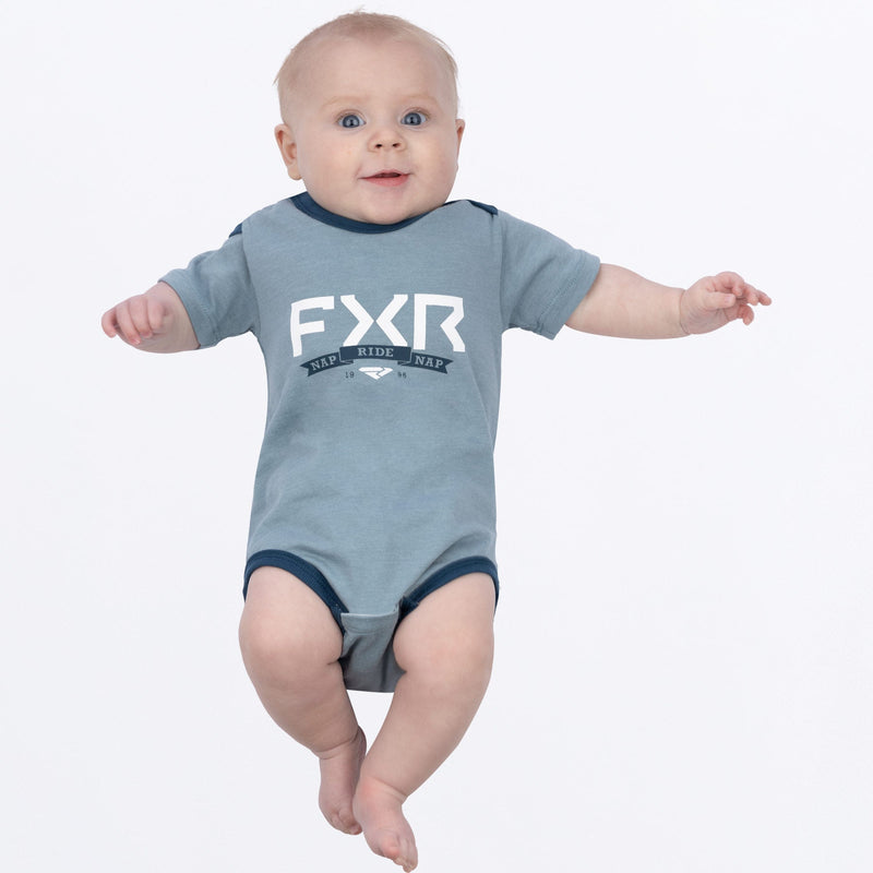 Chargez l'image dans la visionneuse de la galerie, Infant_Podium_Short_Sleeve_Onesie_Y_LtsteelDarksteel_232290_0303_Front
