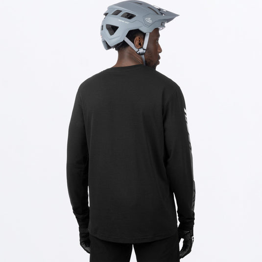 MHeliumTechLongsleeve_Jersey_BlackWhite_SKU_231360-_1001_Extra