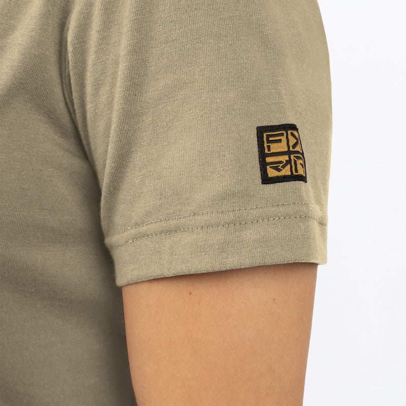 Chargez l'image dans la visionneuse de la galerie, Align_CropTShirt_W_stone_232235-_1700_ArmDetail
