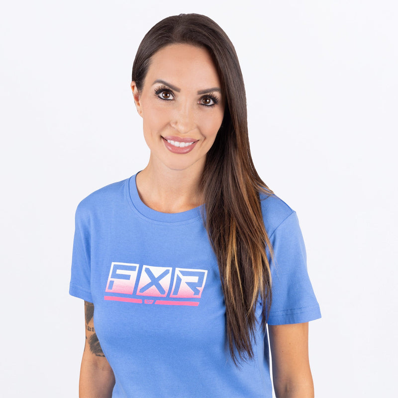 Chargez l'image dans la visionneuse de la galerie, Podium_PremiumTShirt_W_TranquilBlueEPink_242227-_4194_side
