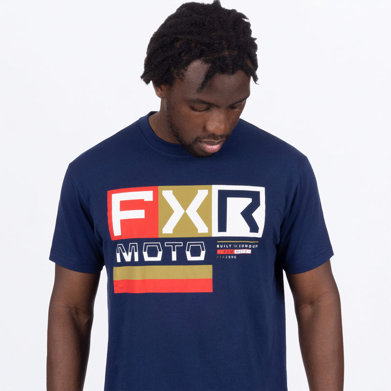 Chargez l'image dans la visionneuse de la galerie, Moto_PremiumTShirt_M_NavyGold_242069-_4562_Detail**hover**
